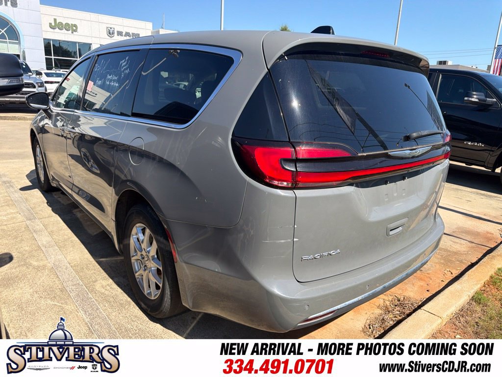 Used 2023 Chrysler Pacifica Touring-L FWD image 7