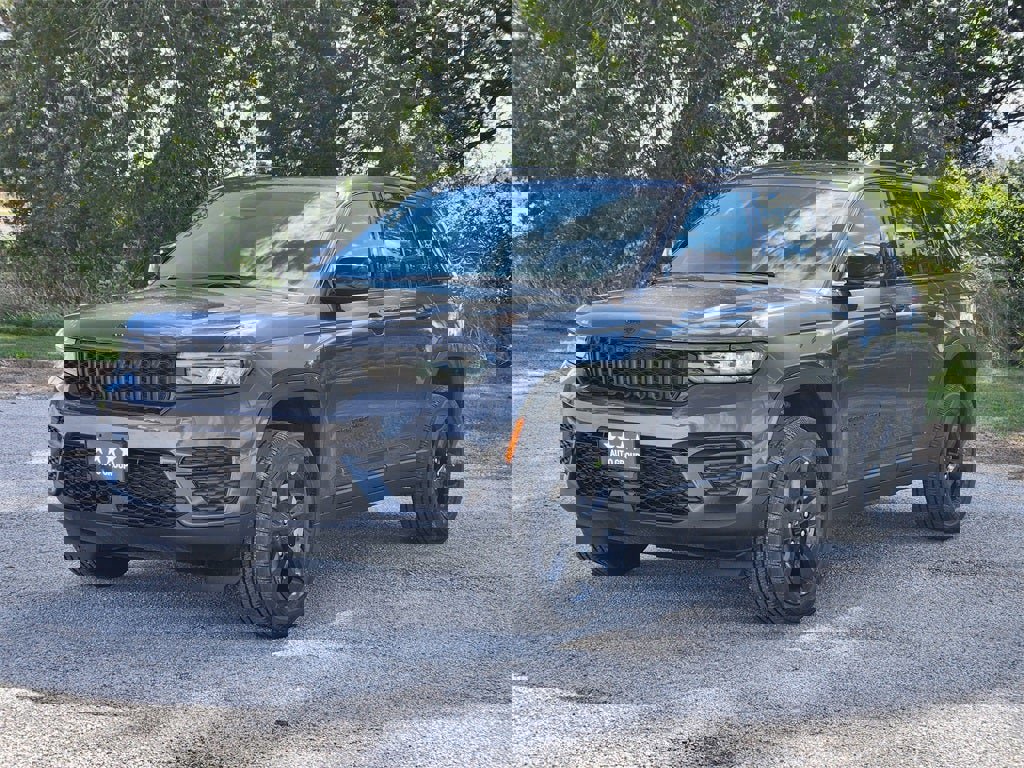 New 2025 Jeep Grand Cherokee Altitude image 2