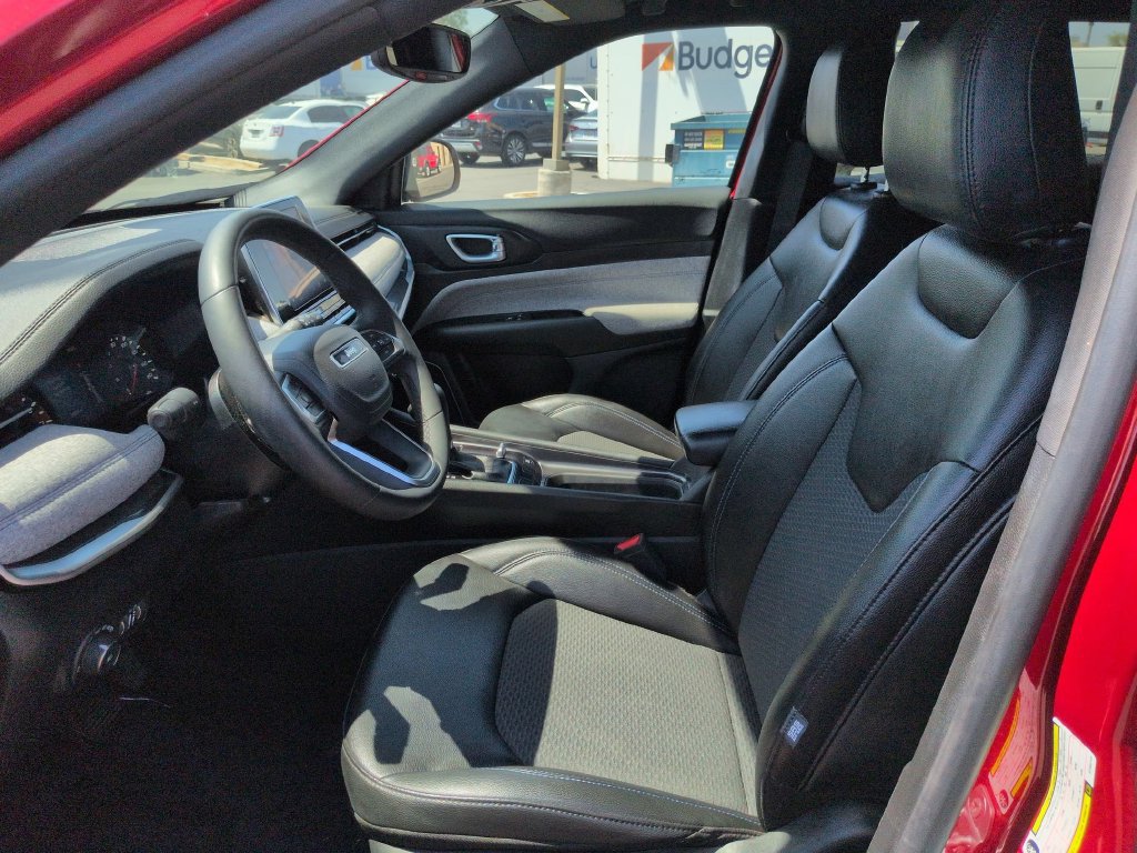 Used 2025 Jeep Compass Latitude w/ Sun & Sound Group AWD/4WD image 24
