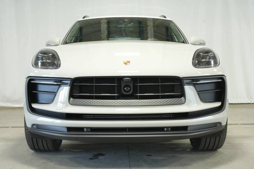Certified 2026 Porsche Macan AWD/4WD image 11