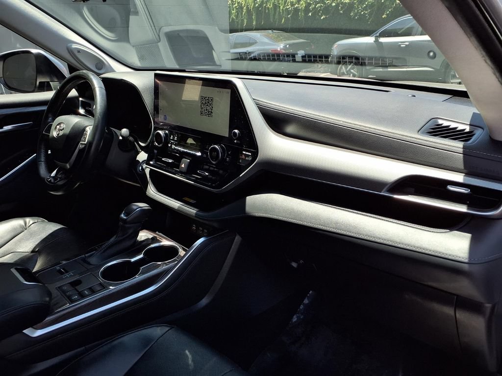 Used 2023 Toyota Highlander Platinum FWD image 24