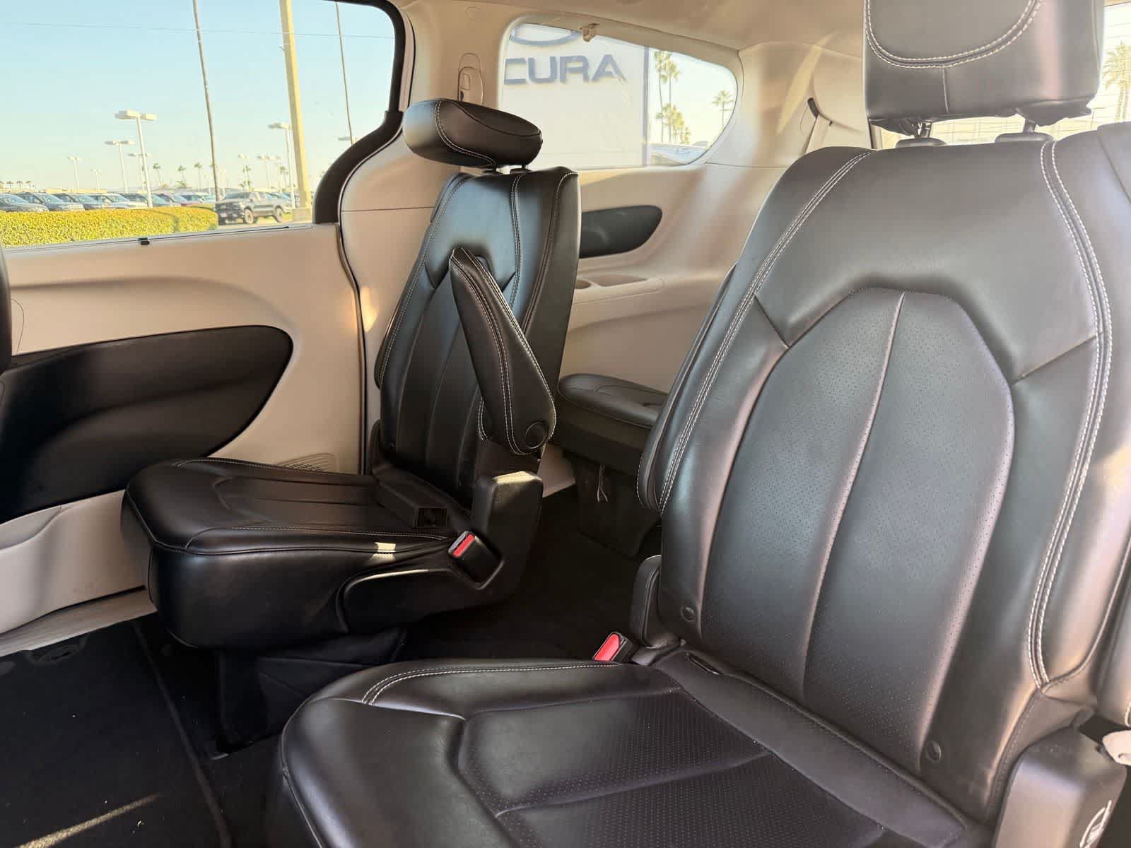 Used 2023 Chrysler Pacifica Touring-L FWD image 10