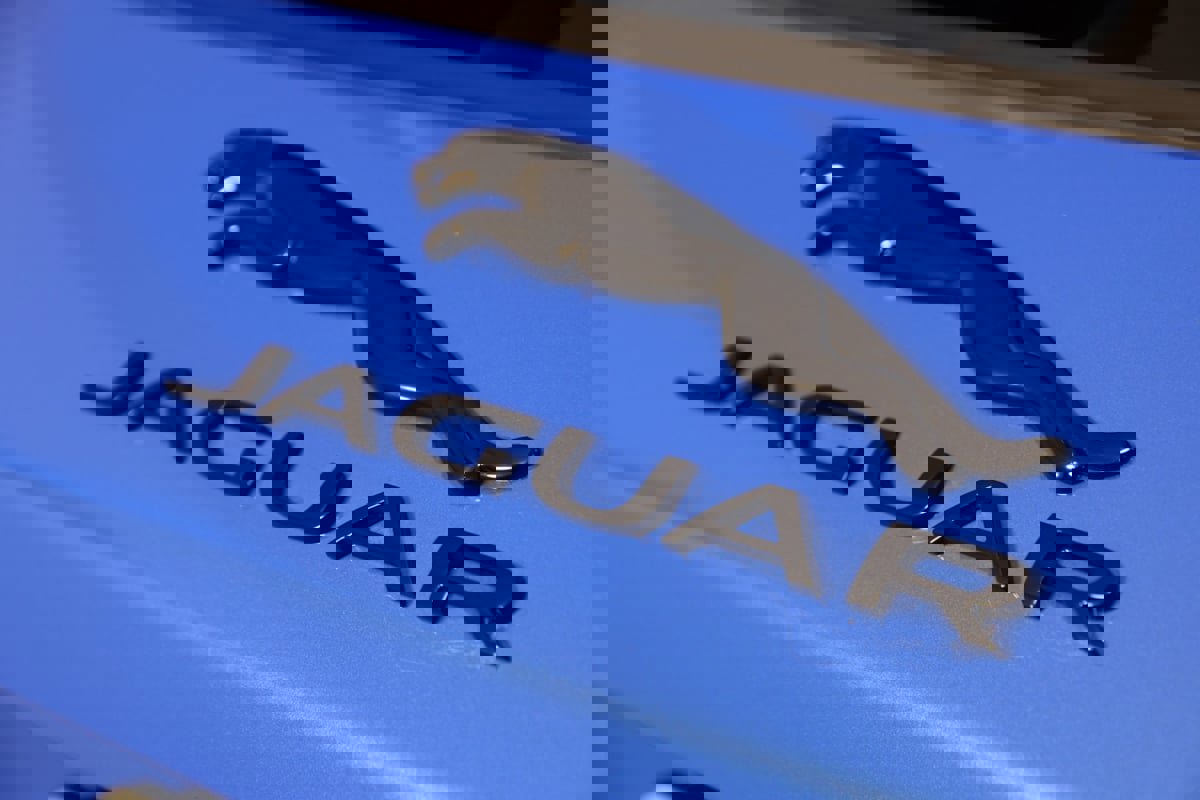 Used 2024 Jaguar F-PACE SVR image 87