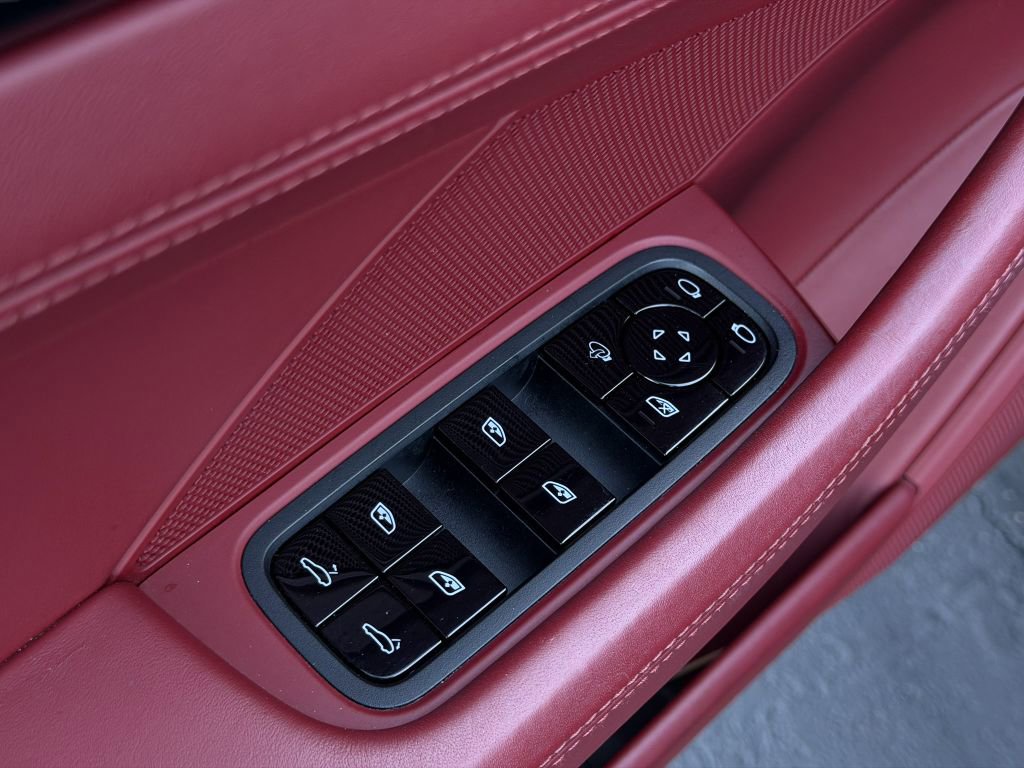 Used 2018 Porsche Panamera 4S image 23