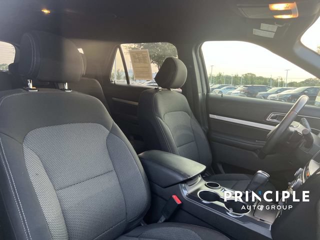 Used 2017 Ford Explorer XLT w/ Equipment Group 201A FWD image 34