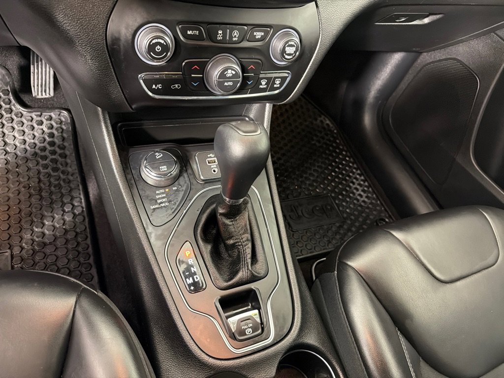 Used 2019 Jeep Cherokee Latitude Plus w/ Comfort/Convenience Group image 18