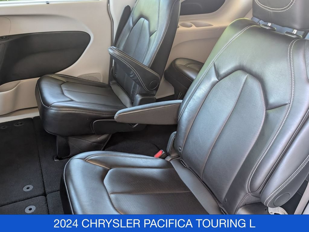 Used 2024 Chrysler Pacifica Touring-L FWD image 16