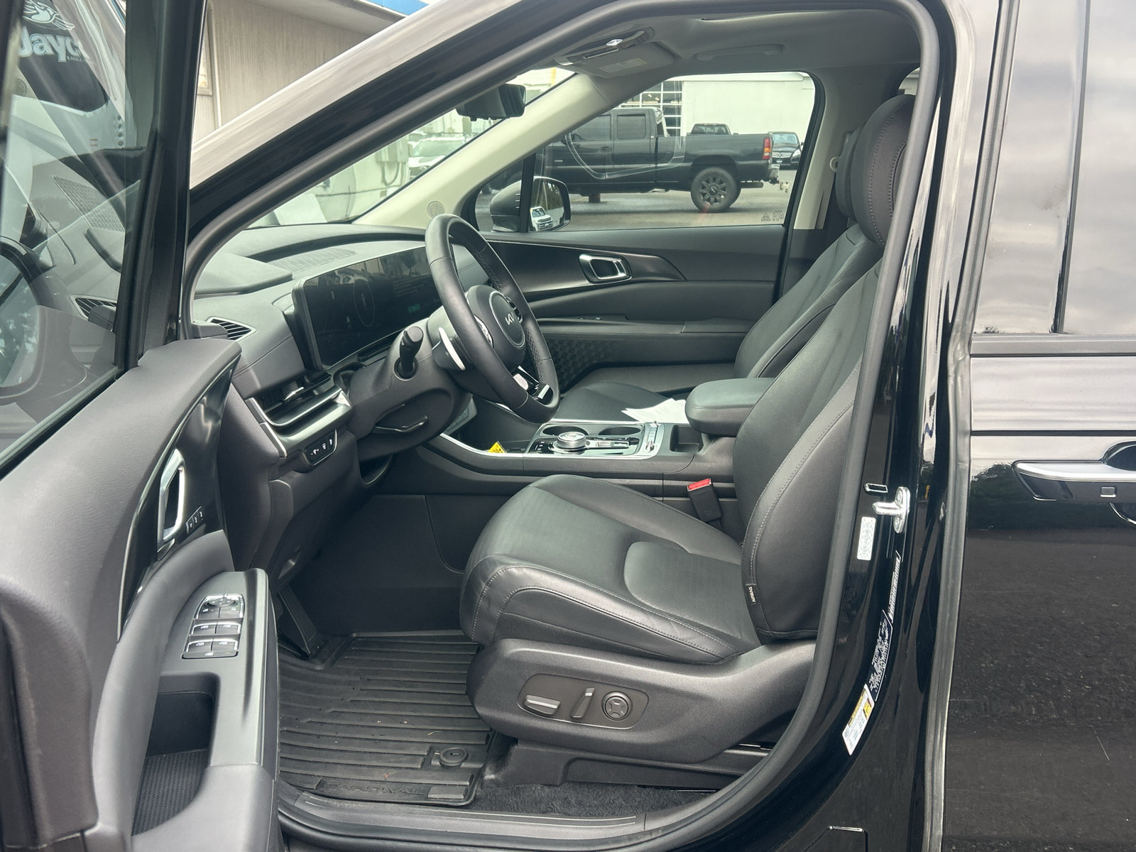 Used 2025 Kia Carnival SX Prestige FWD image 11