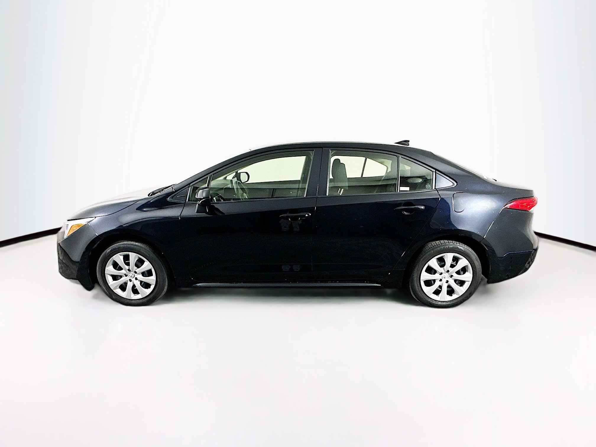 Used 2025 Toyota Corolla LE w/ Convenience Package FWD image 4