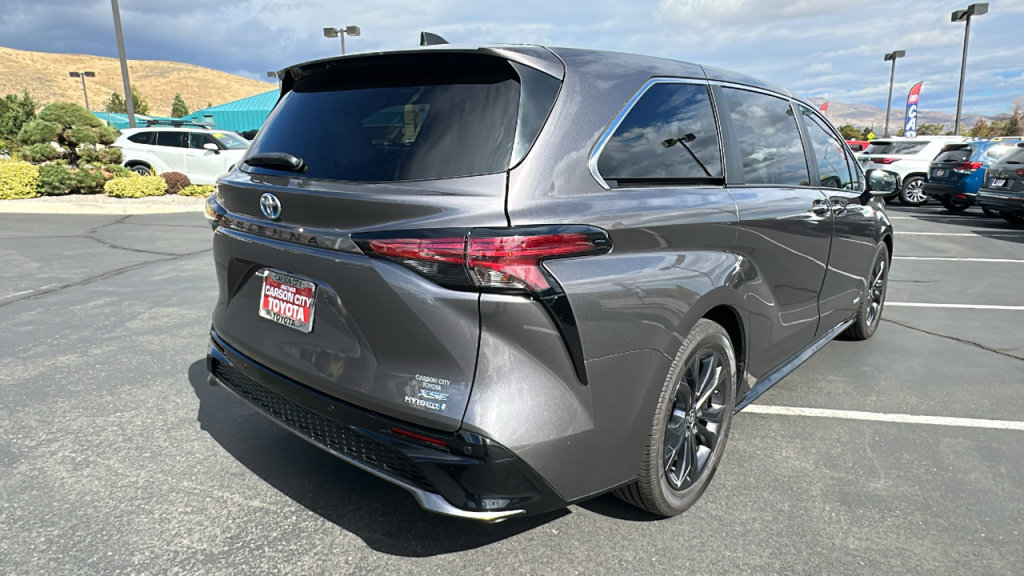 Used 2021 Toyota Sienna XSE image 3