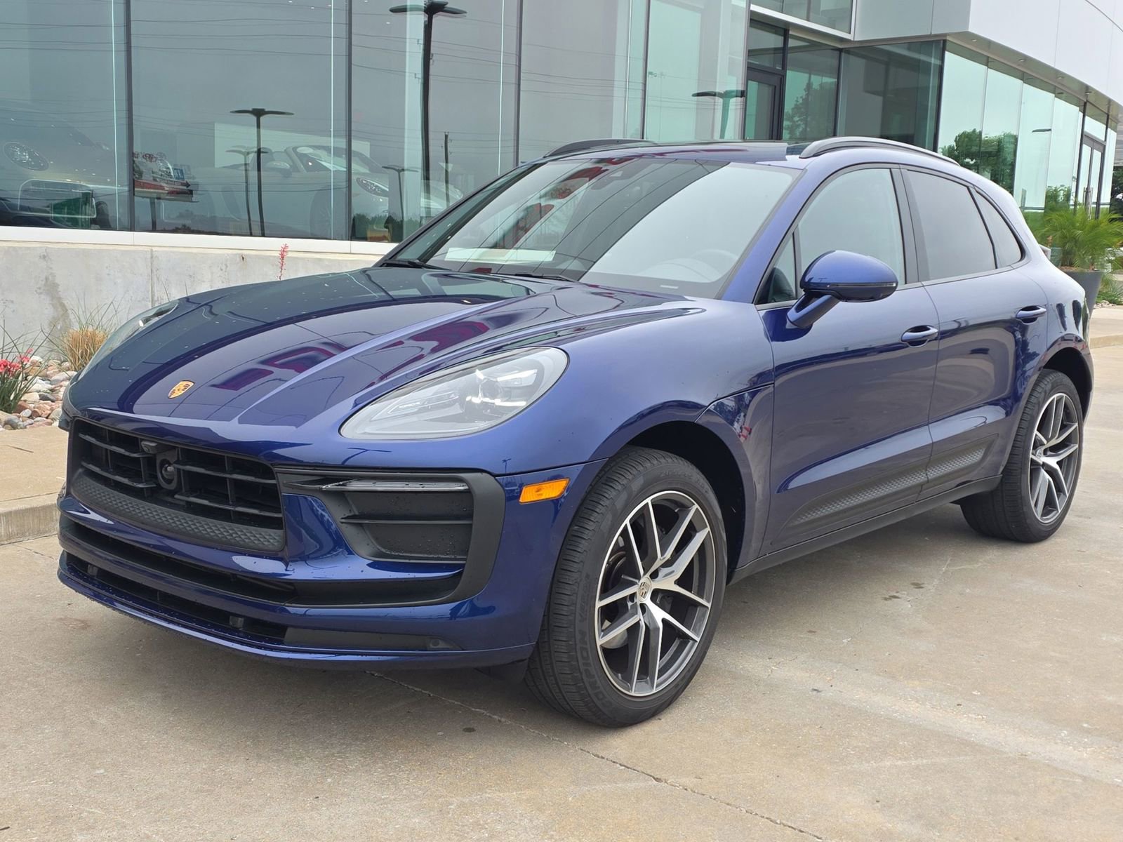 Certified 2025 Porsche Macan AWD/4WD image 1
