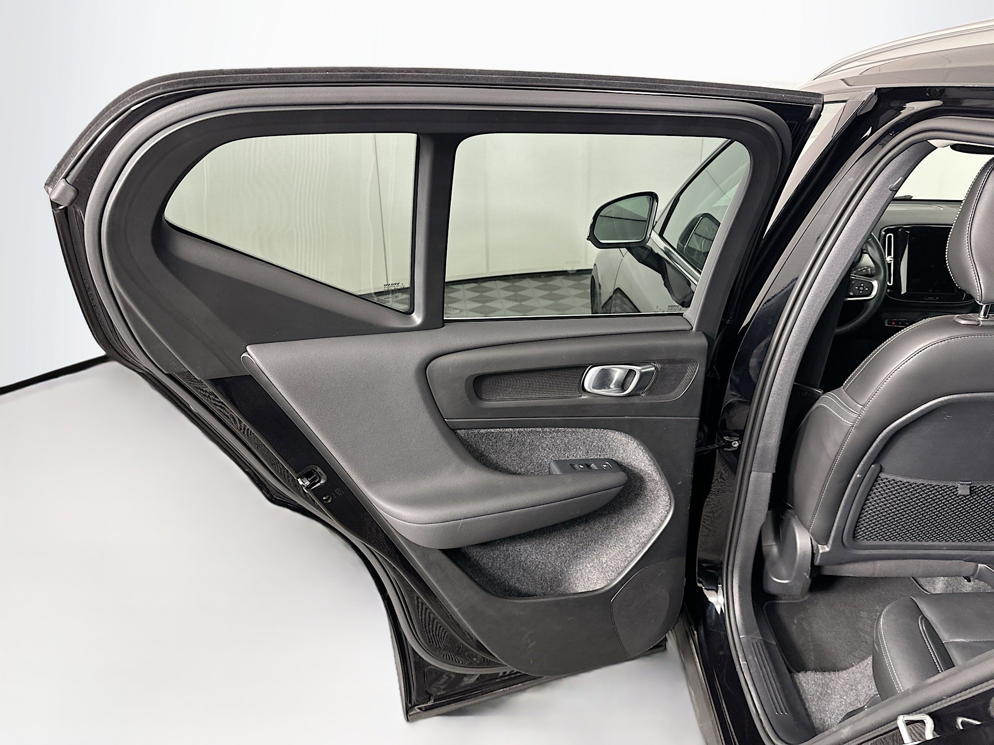 Used 2025 Volvo XC40 B5 Plus AWD/4WD image 26