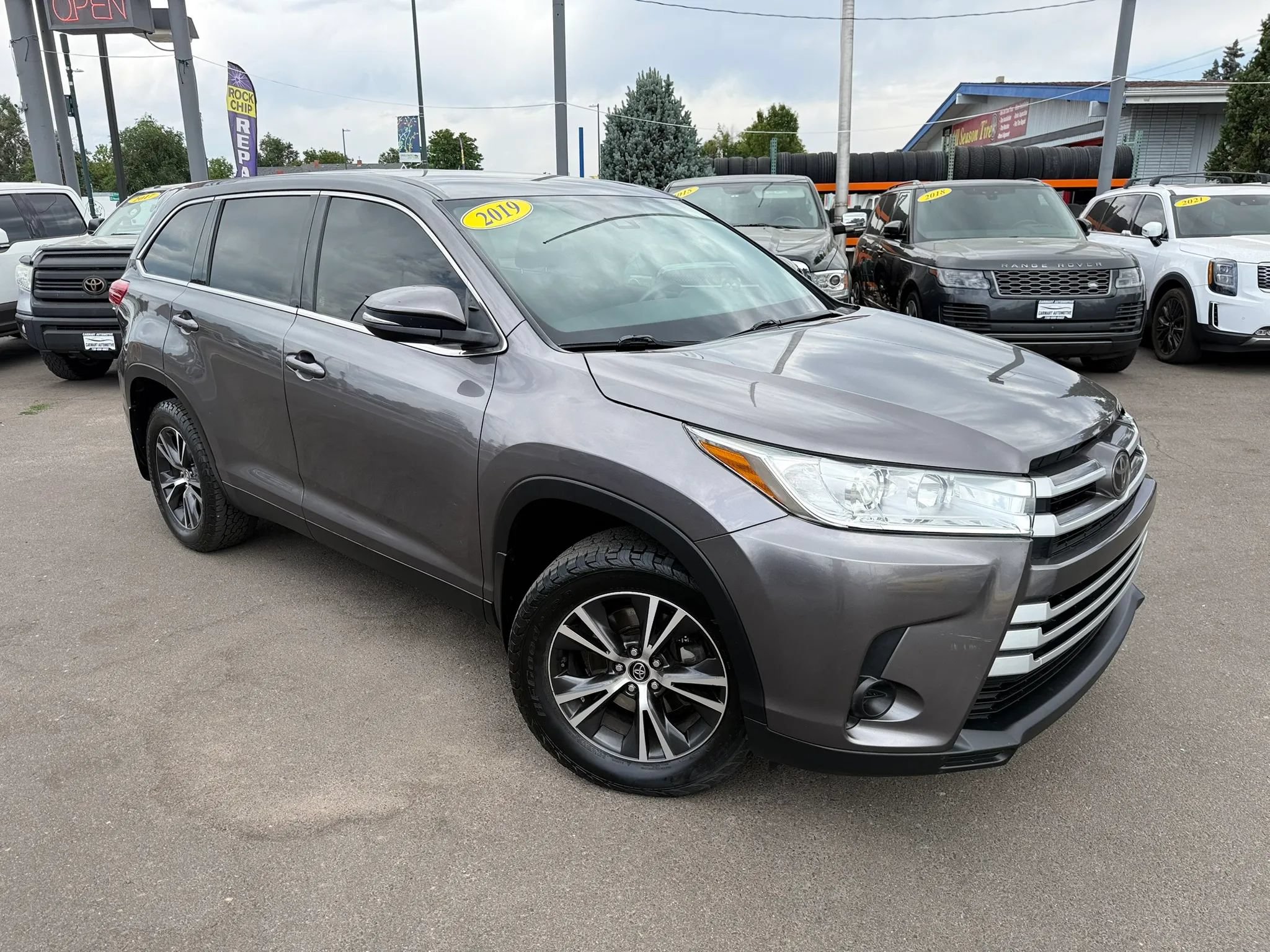 Used 2019 Toyota Highlander LE AWD/4WD image 3