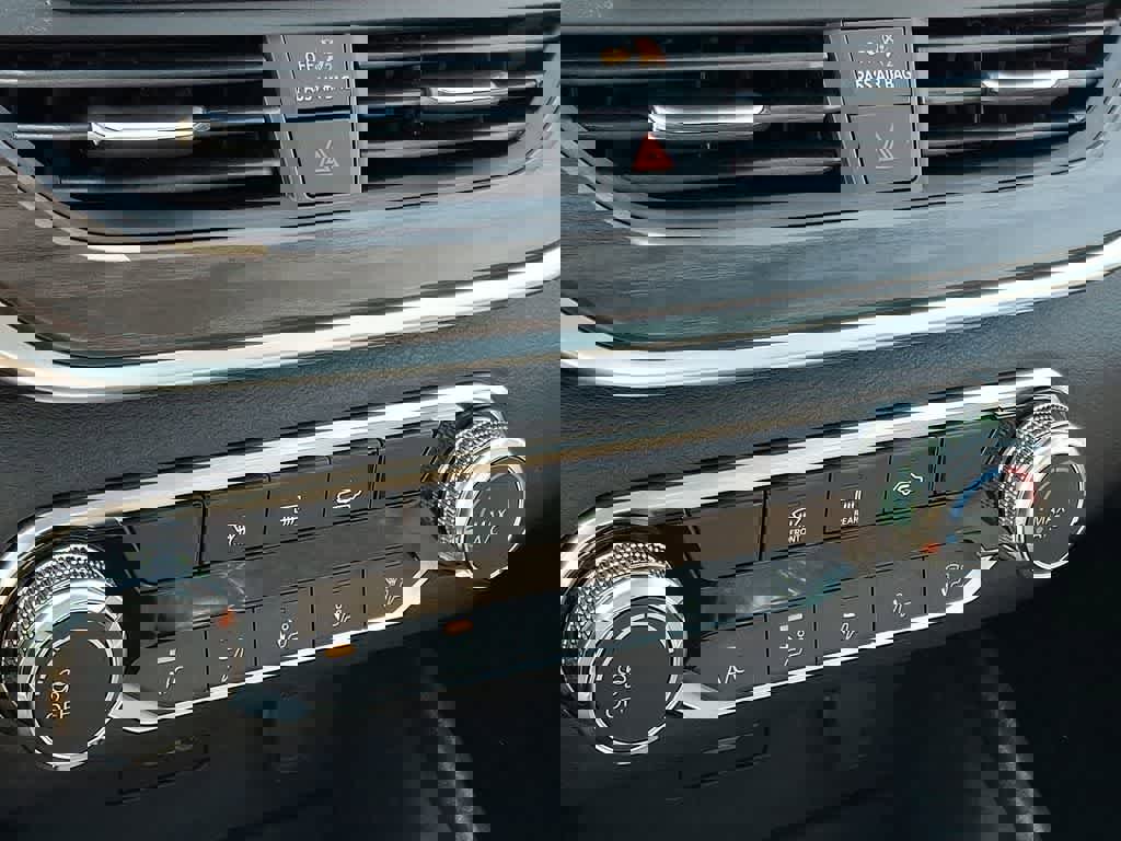 Used 2025 Nissan Altima 2.5 SV image 14