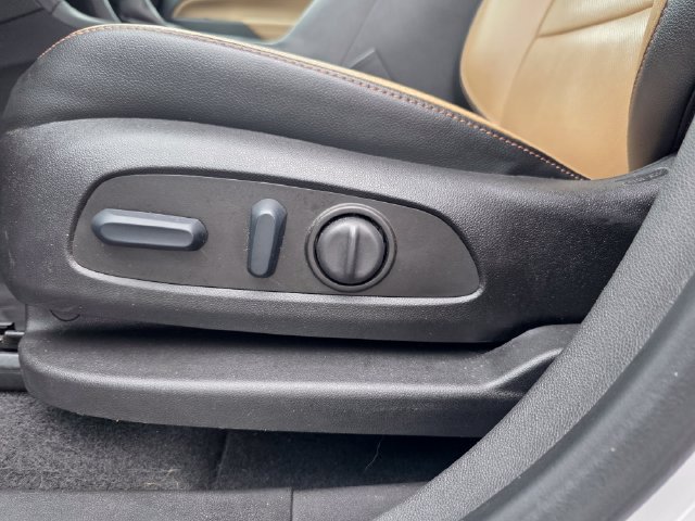 Used 2023 Chevrolet Equinox Premier AWD/4WD image 12