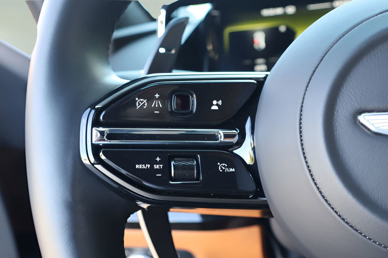 Used 2025 Aston Martin V8 Vantage Coupe RWD image 20