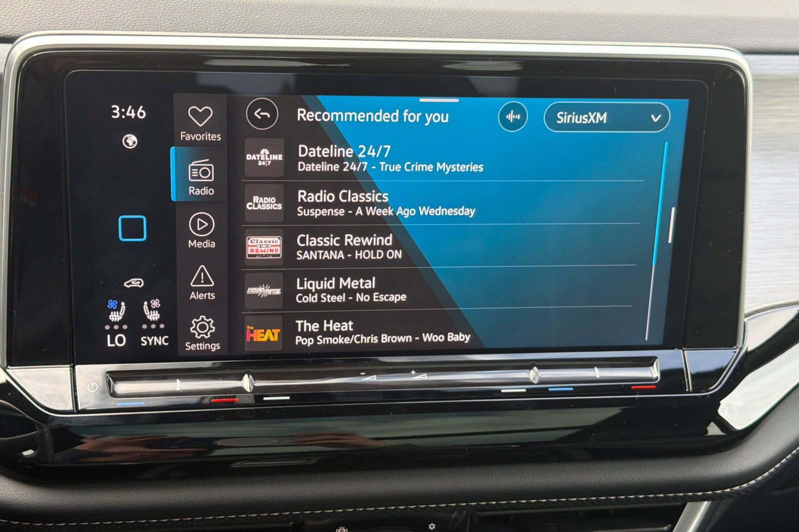 Used 2024 Volkswagen Atlas Cross Sport SE w/ Panoramic Sunroof Package image 18