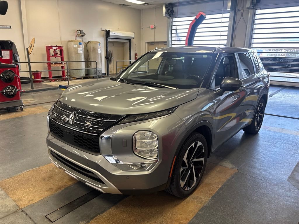 Used 2022 Mitsubishi Outlander SE AWD/4WD image 2
