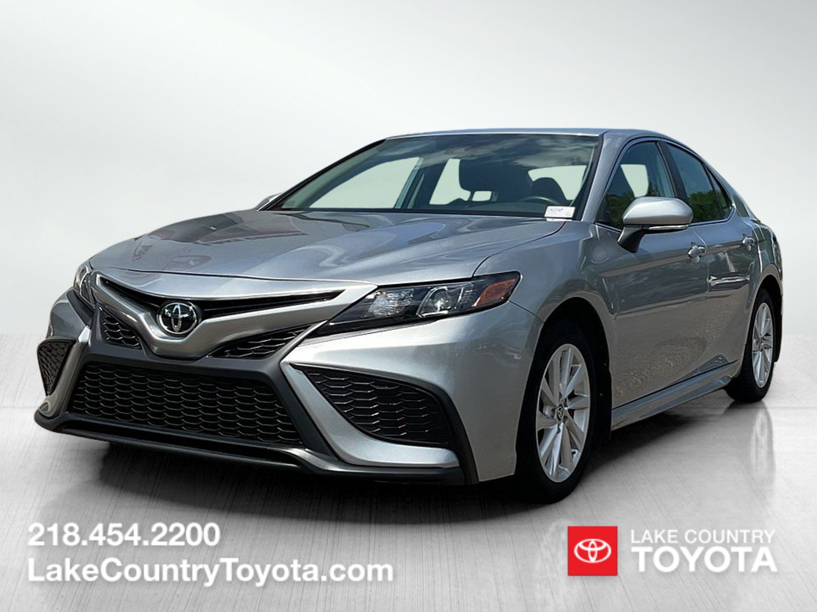 Used 2024 Toyota Camry SE FWD image 1