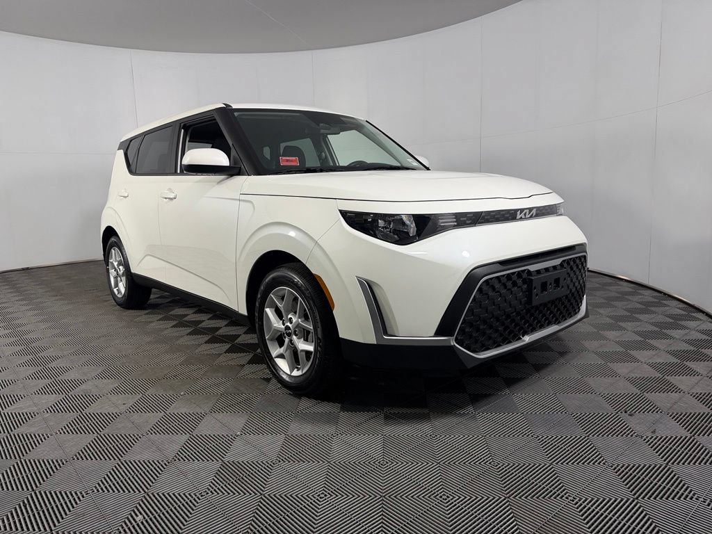 Used 2025 Kia Soul LX w/ LX Technology Package FWD image 3