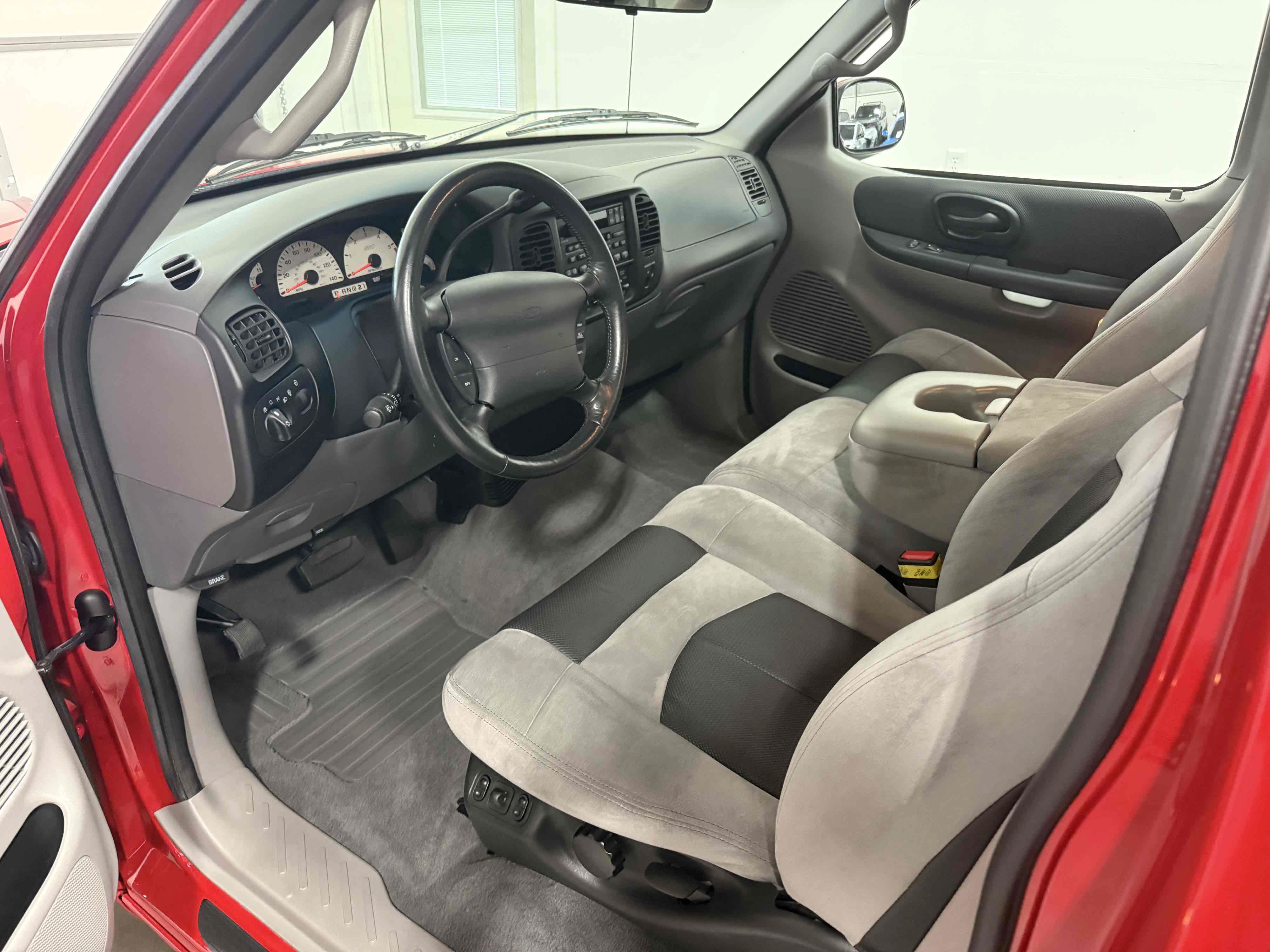 Used 2001 Ford F150 Lightning RWD image 16