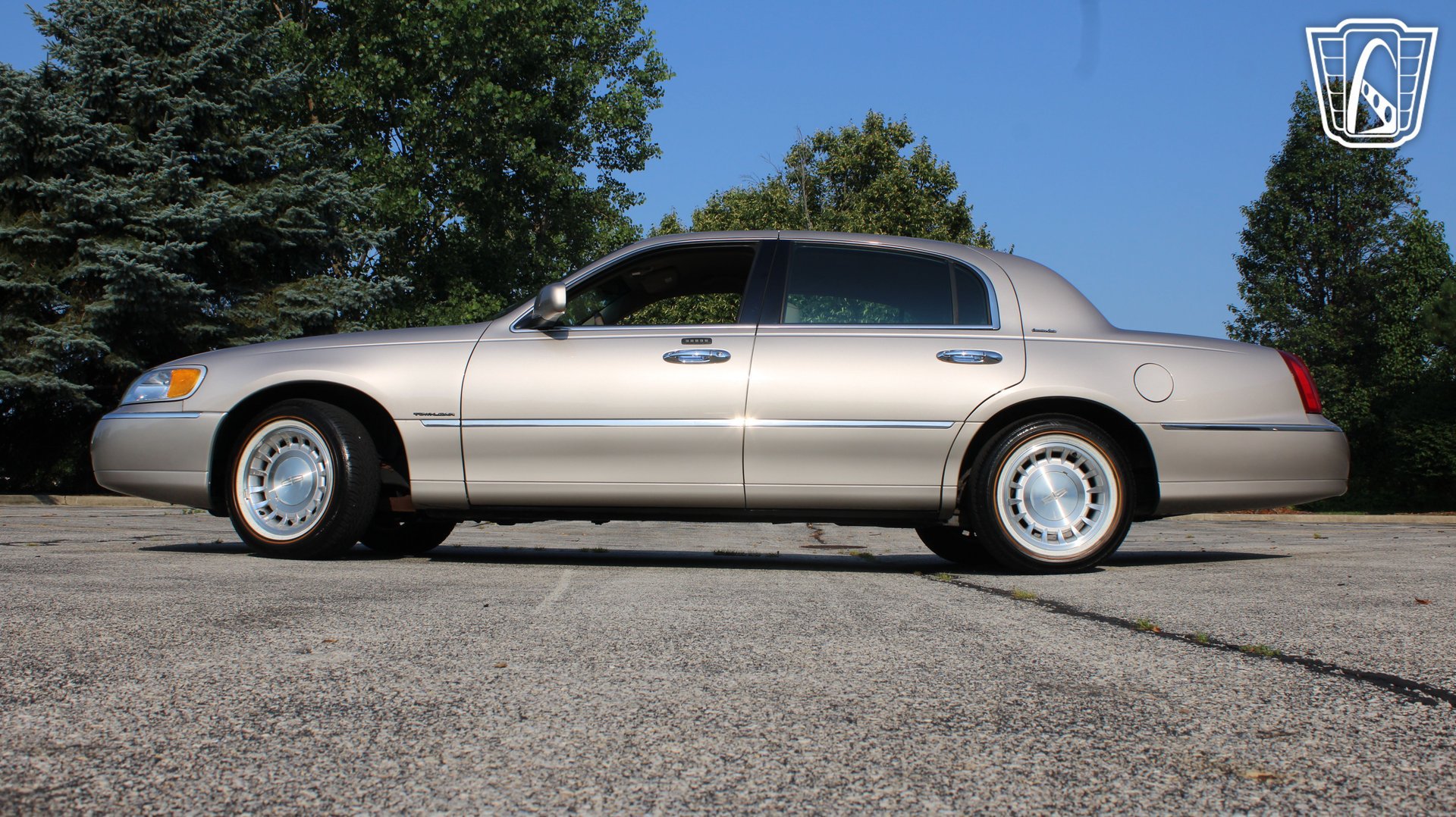 Used 2002 Lincoln Town Car Executive RWD image 23