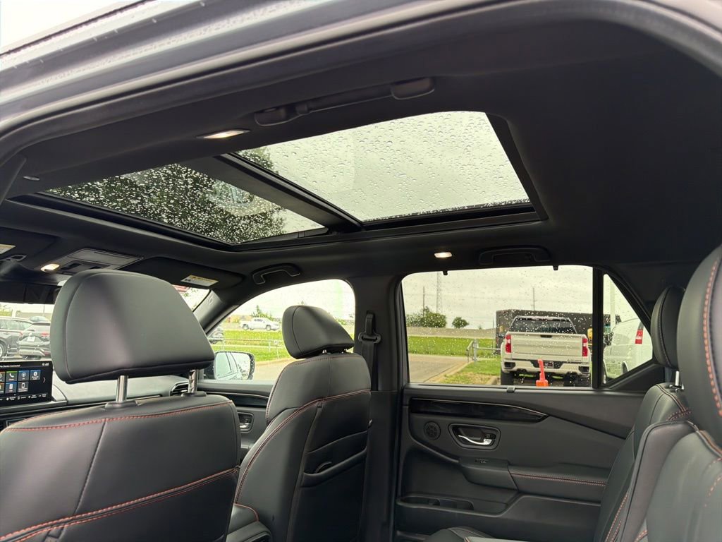 Used 2025 Honda Pilot TrailSport image 17