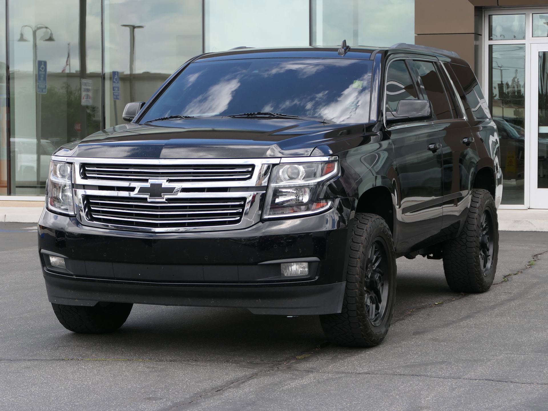 Used 2017 Chevrolet Tahoe LT w/ Luxury Package RWD image 7