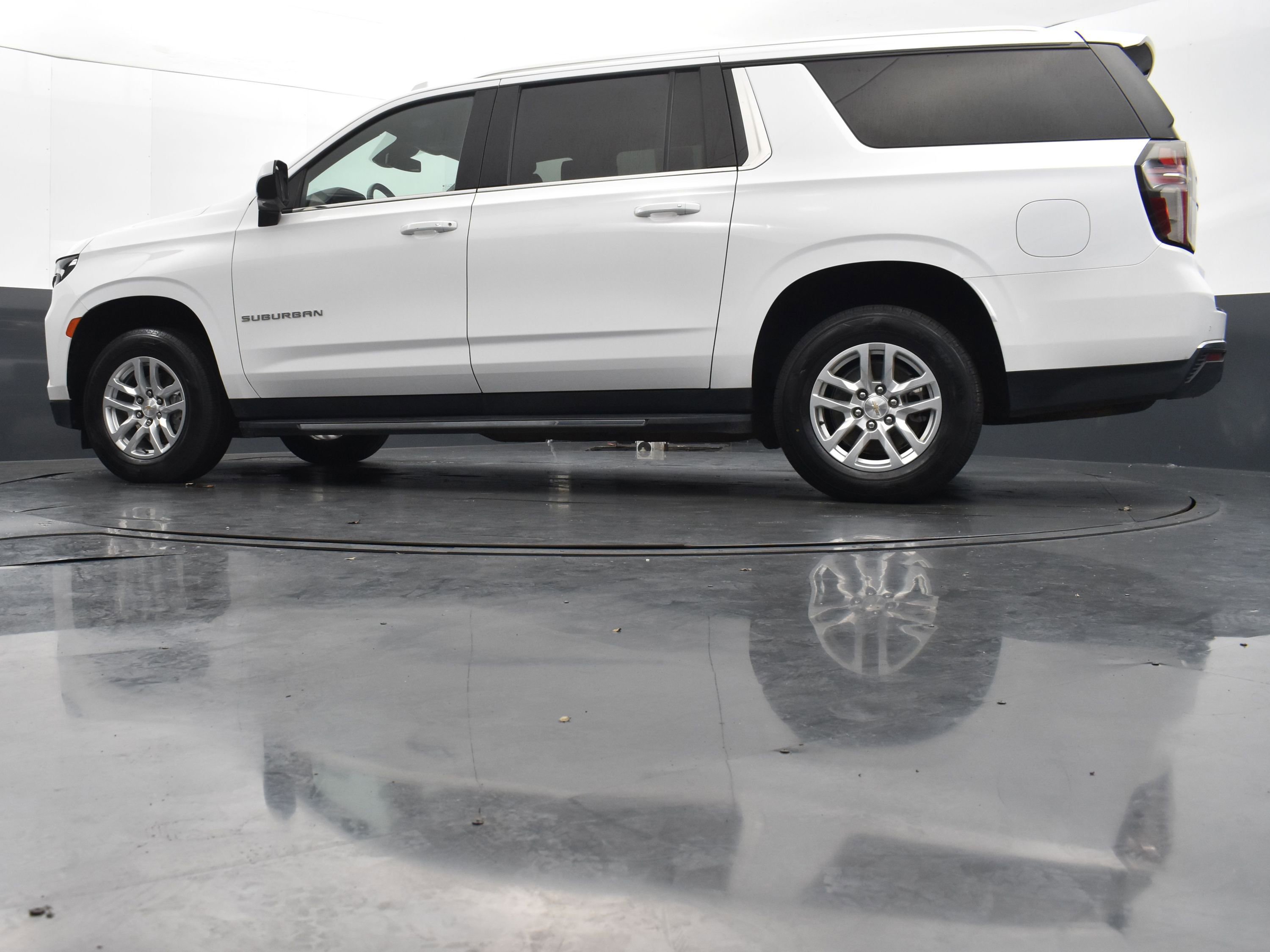 Used 2024 Chevrolet Suburban LT AWD/4WD image 35