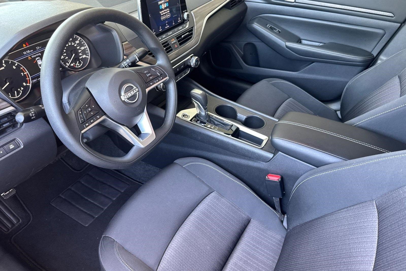 Used 2025 Nissan Altima 2.5 SV FWD image 4