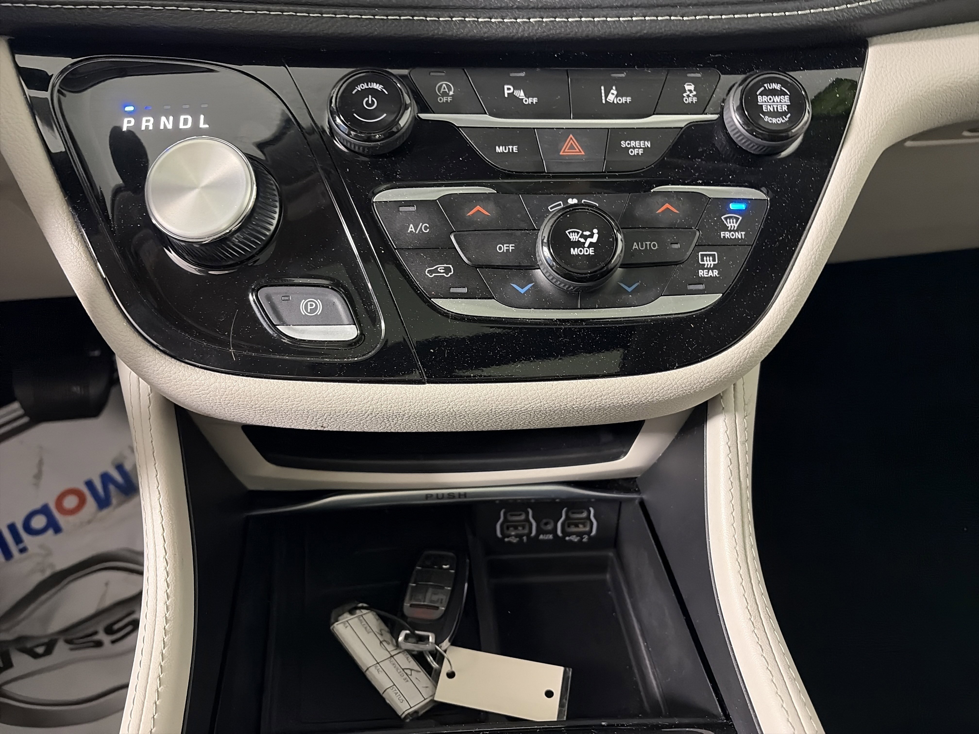 Used 2024 Chrysler Pacifica Limited image 35