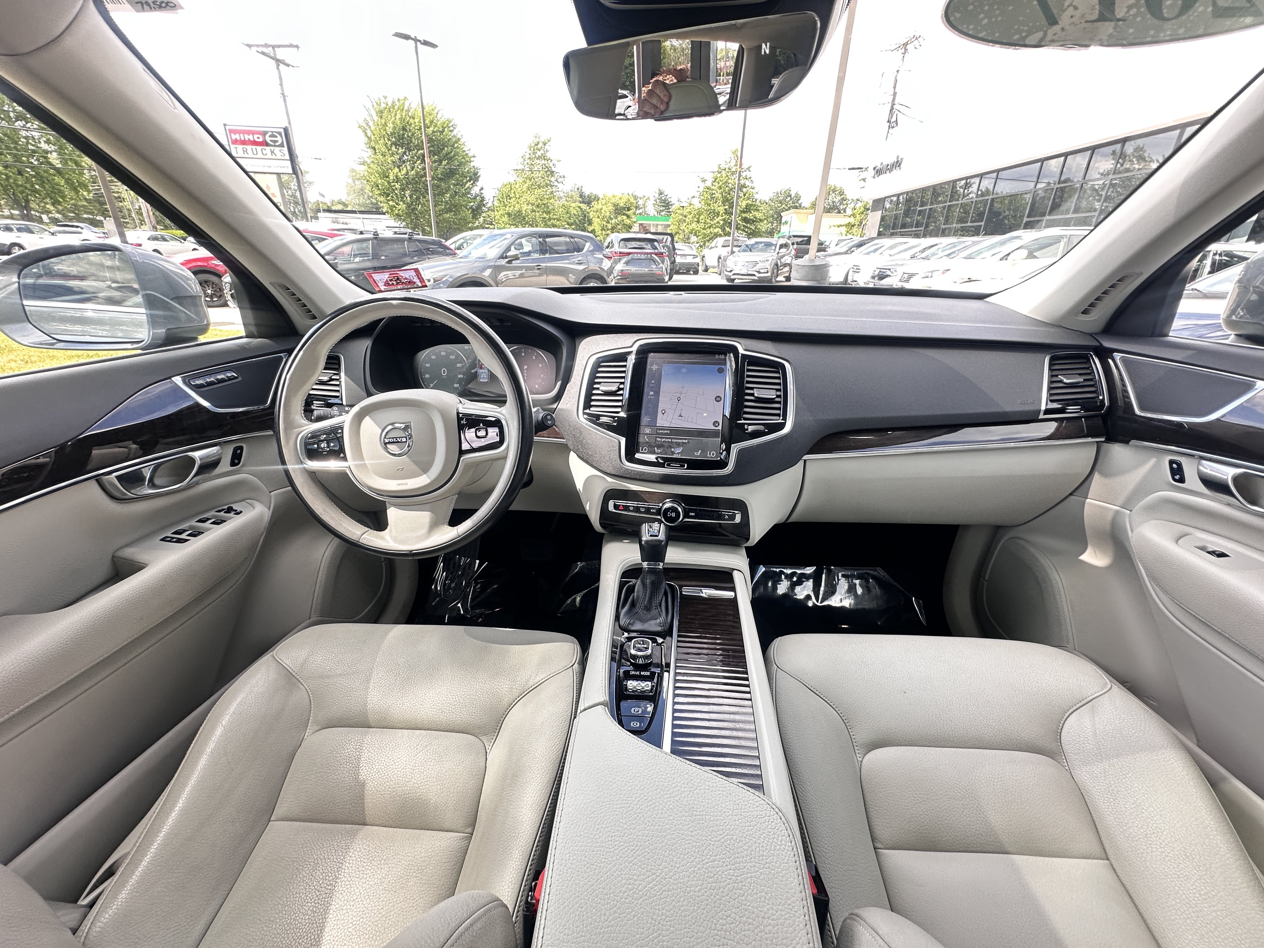 Used 2017 Volvo XC90 T6 Momentum w/ Vision Package AWD/4WD image 8