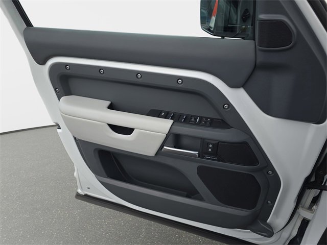 Used 2025 Land Rover Defender 110 S image 28