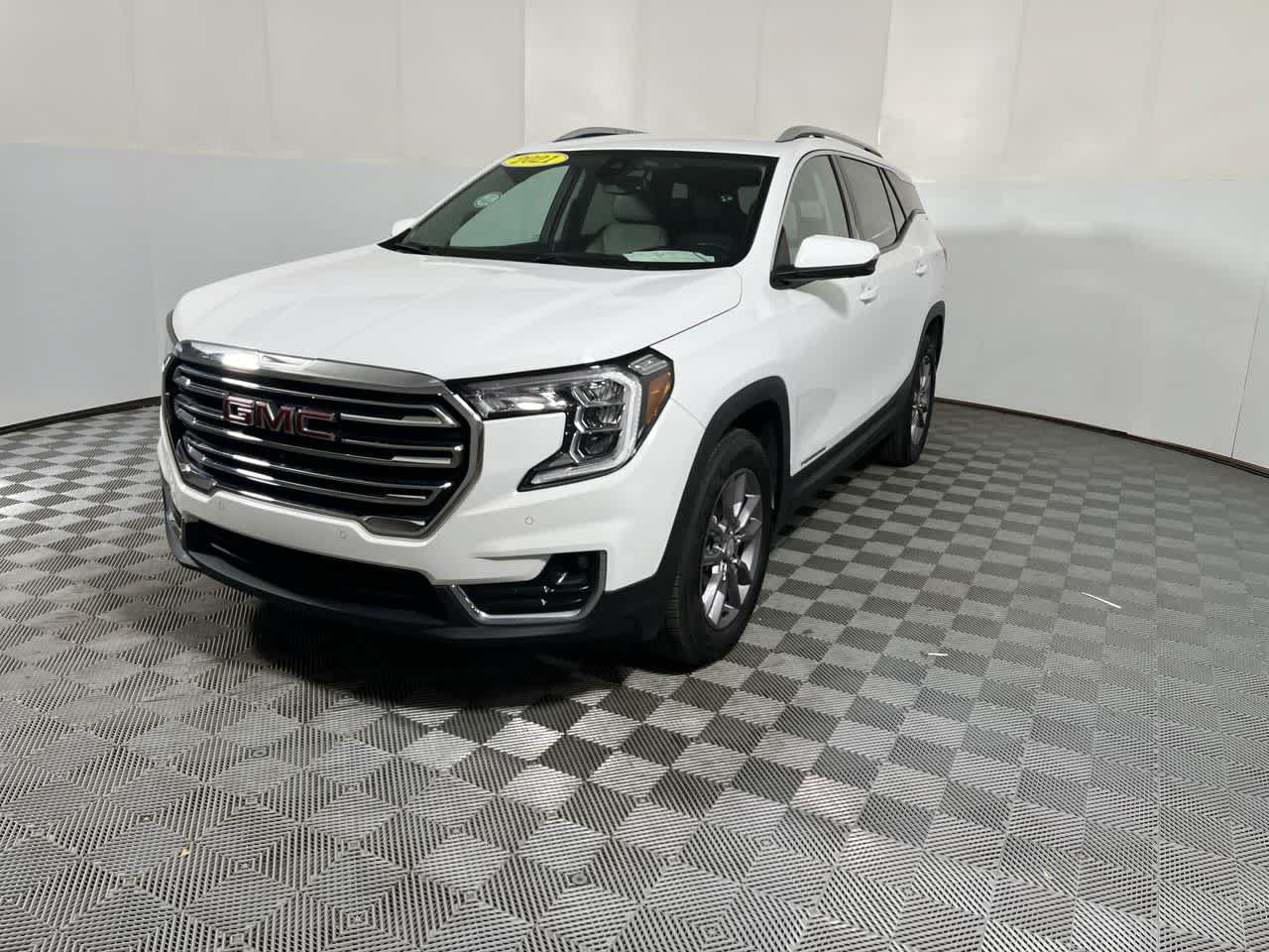Used 2023 GMC Terrain SLT w/ Tech Package AWD/4WD image 4