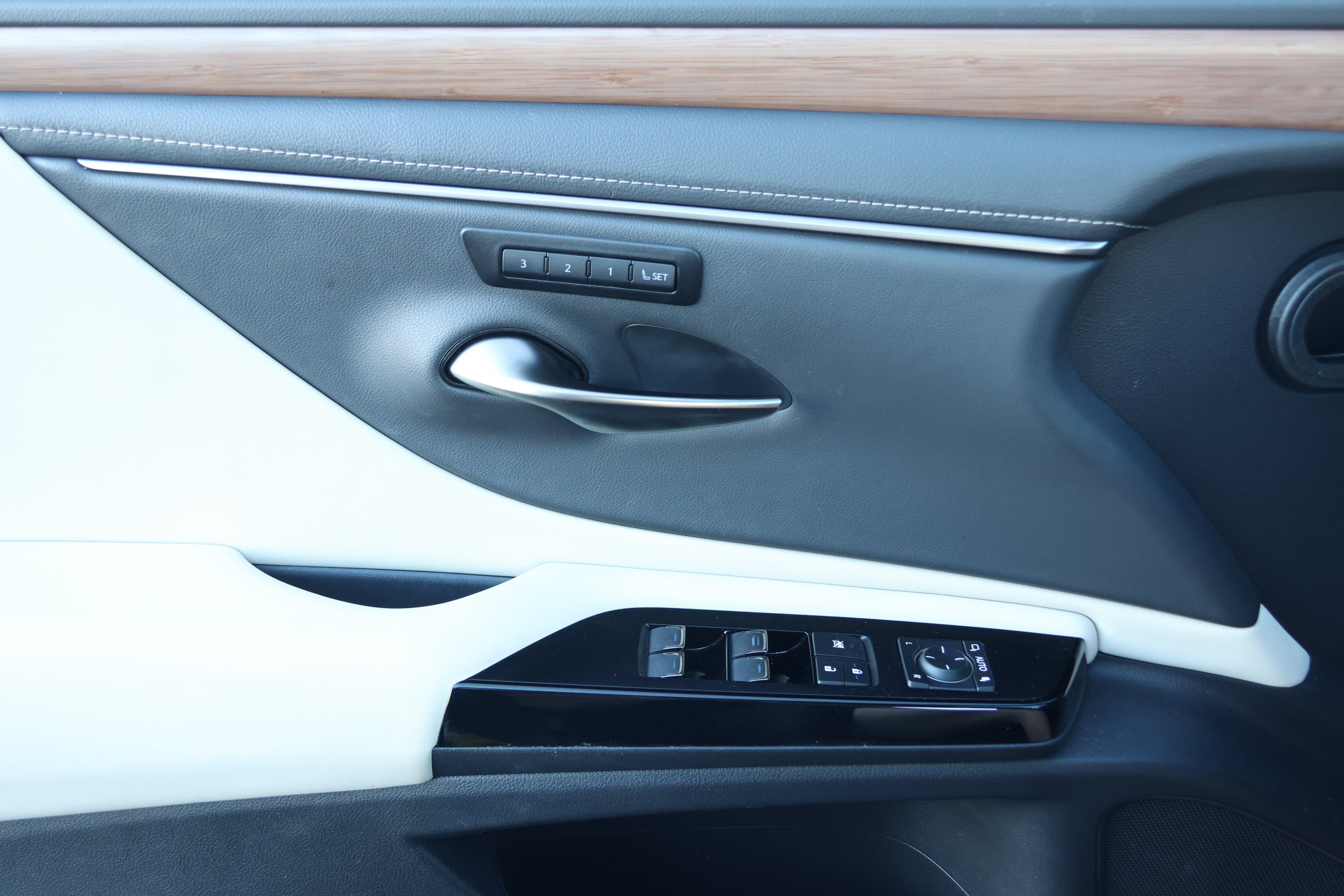 Used 2025 Lexus ES 350 w/ Premium Package FWD image 12