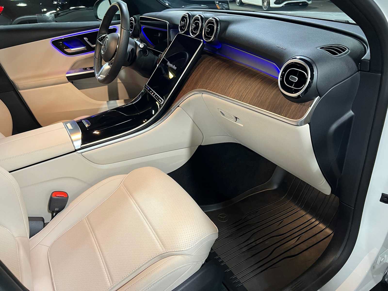 Used 2026 Mercedes-Benz GLC 300 4MATIC image 11