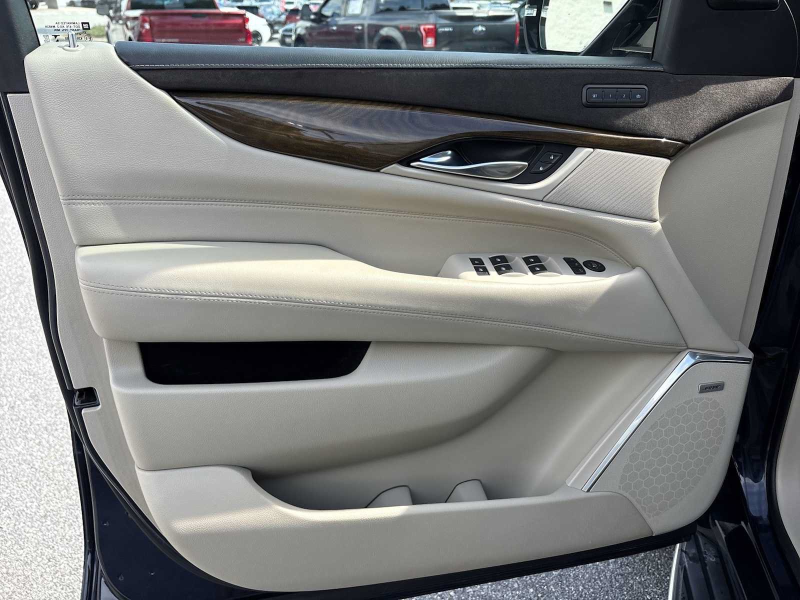 Used 2019 Cadillac Escalade ESV Luxury AWD/4WD image 23