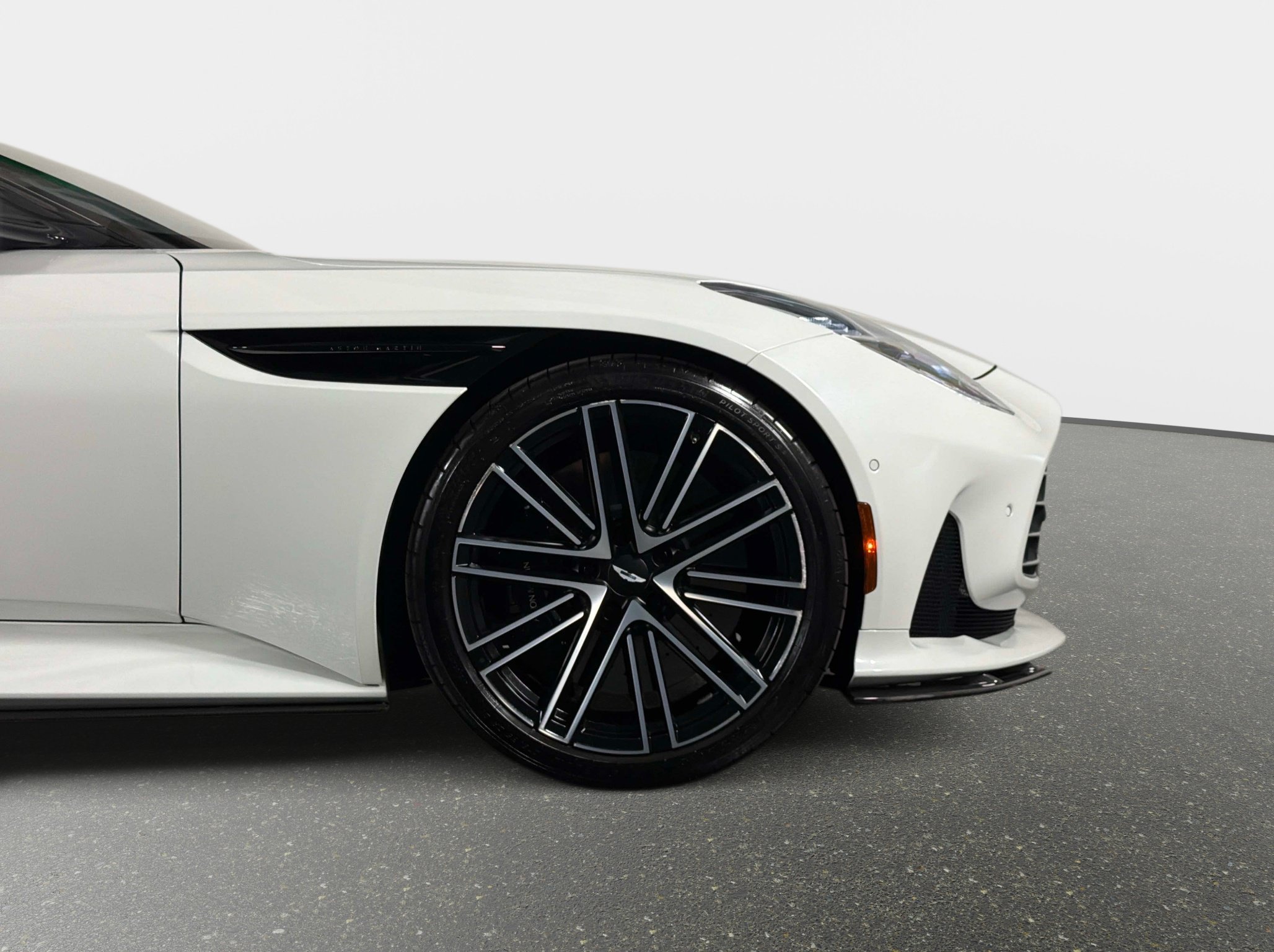Used 2024 Aston Martin DB12 Coupe RWD image 4
