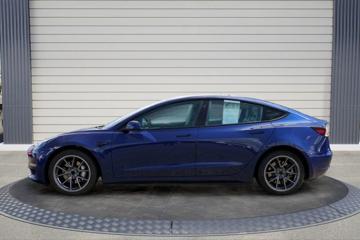 Used 2023 Tesla Model 3 Standard Range image 4