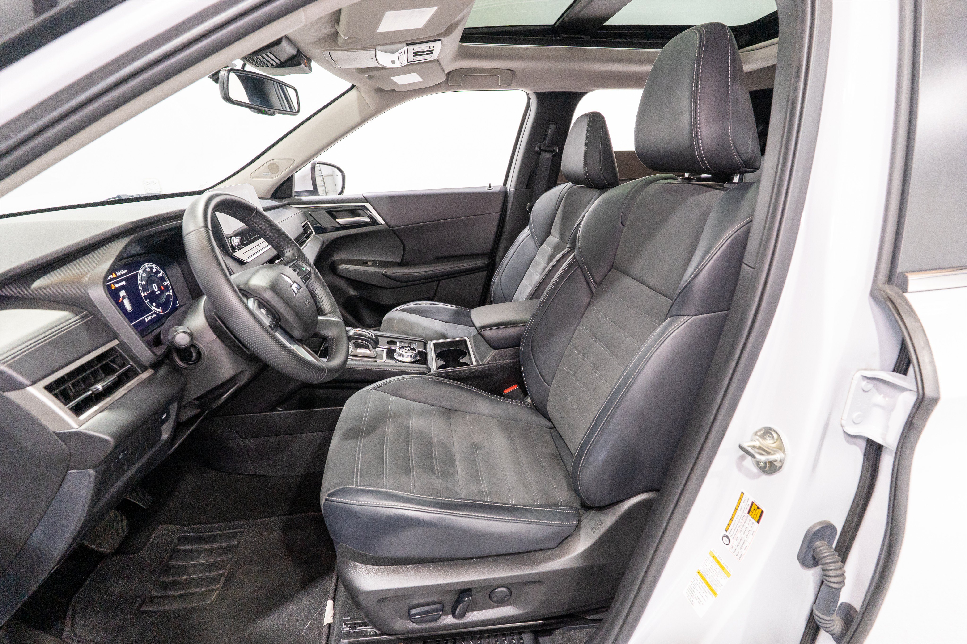Used 2024 Mitsubishi Outlander SE Black Edition FWD image 15