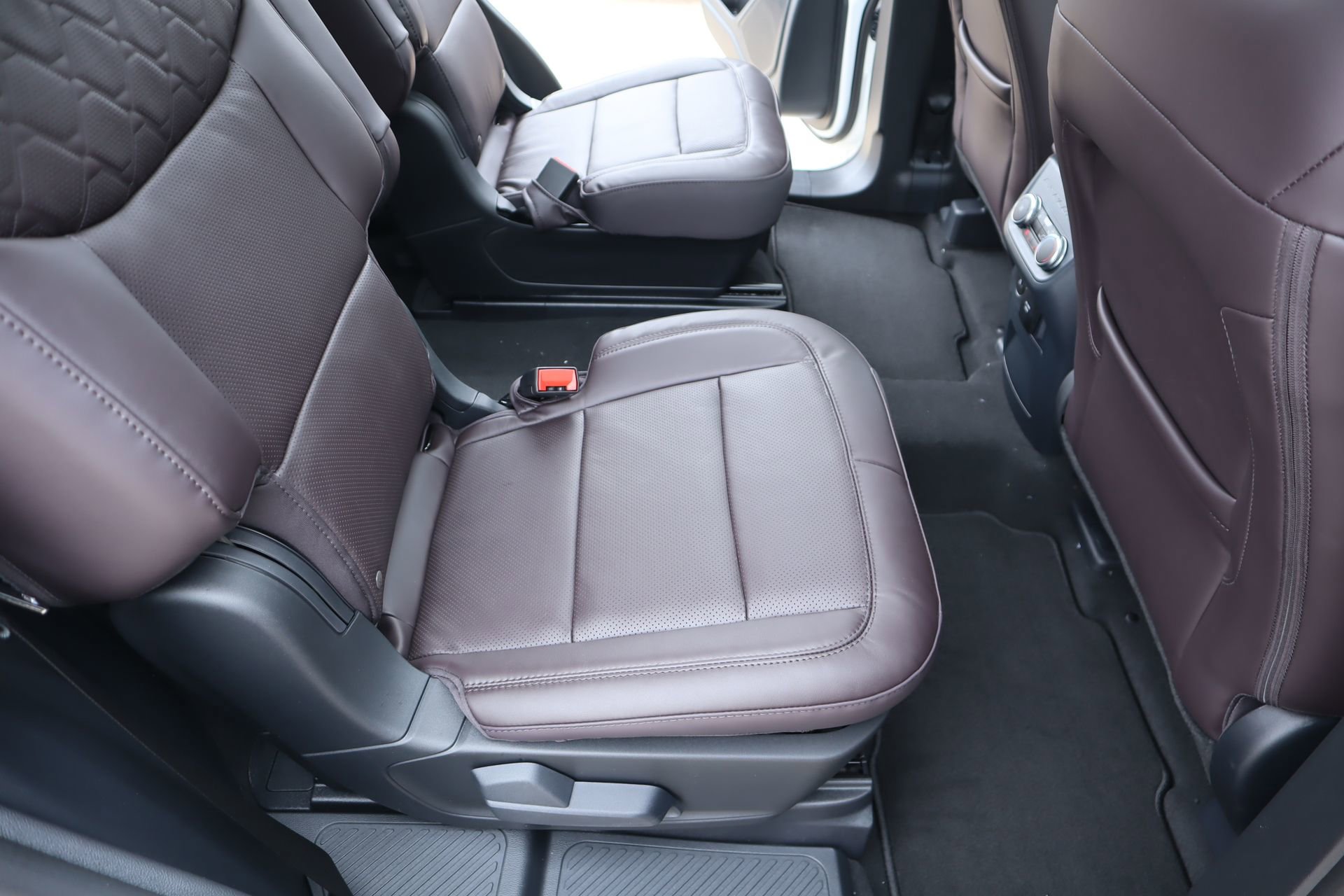 New 2026 Ford Explorer Platinum w/ LUX Leather Package AWD/4WD image 16