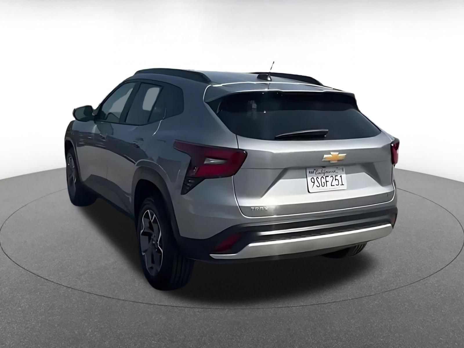 Used 2025 Chevrolet Trax LT FWD image 12