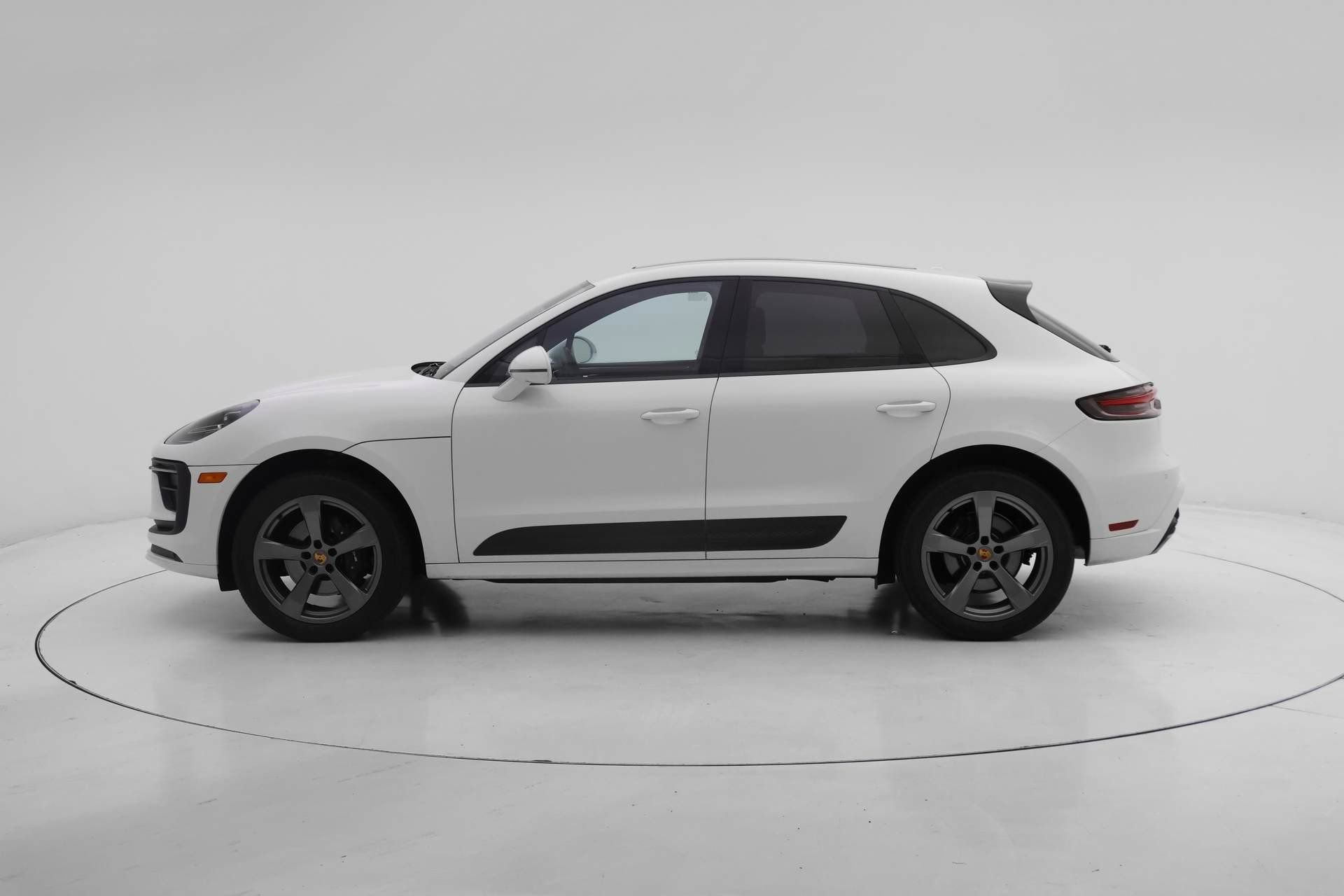 Used 2025 Porsche Macan AWD/4WD image 2