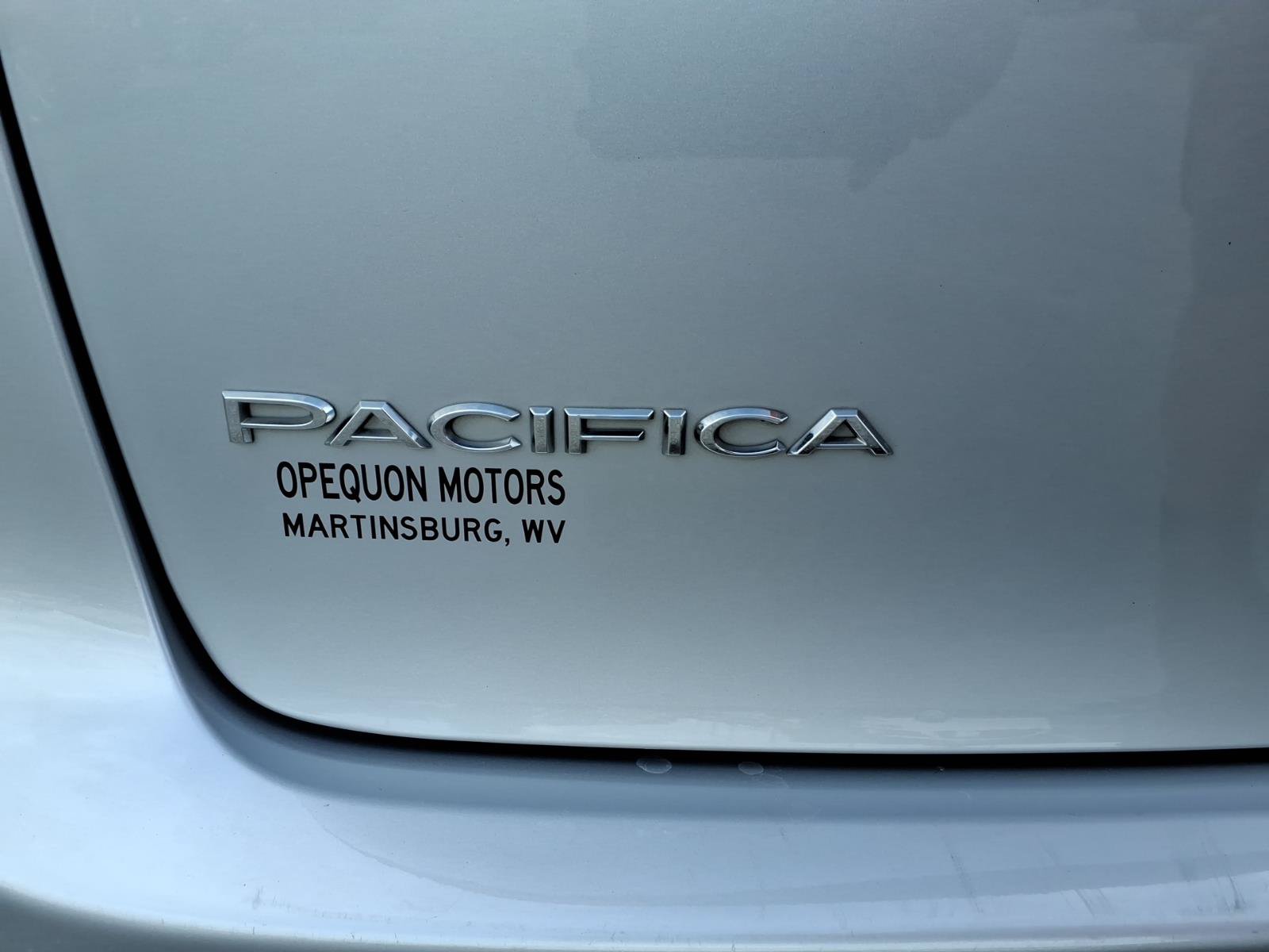 Used 2024 Chrysler Pacifica Touring-L FWD image 7