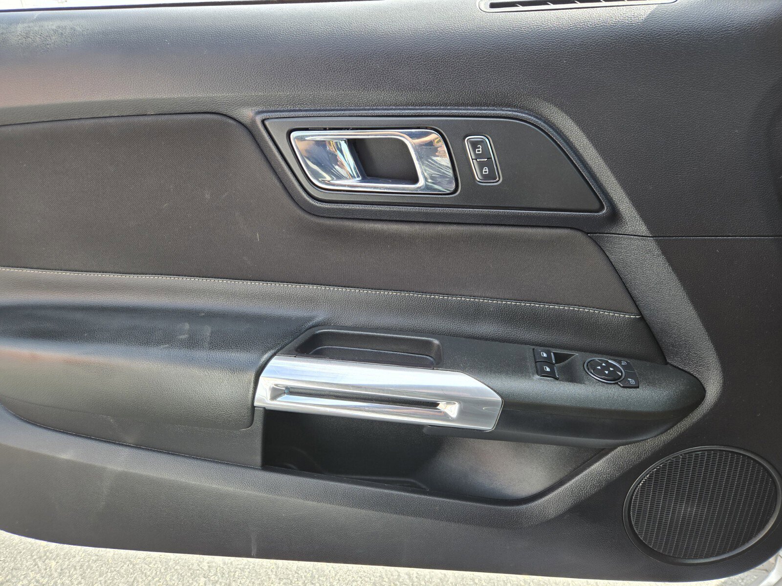 Used 2015 Ford Mustang Coupe RWD image 15