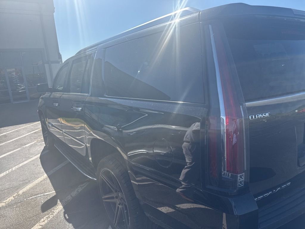 Used 2015 Cadillac Escalade ESV Luxury image 2