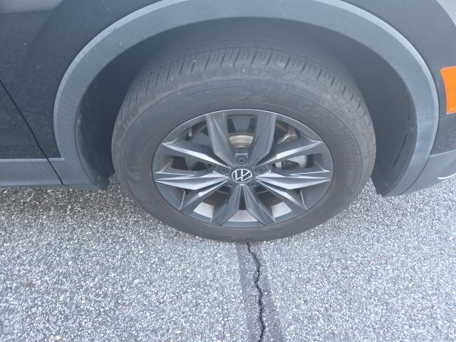 Used 2023 Volkswagen Tiguan SE w/ Panoramic Sunroof Package FWD image 10