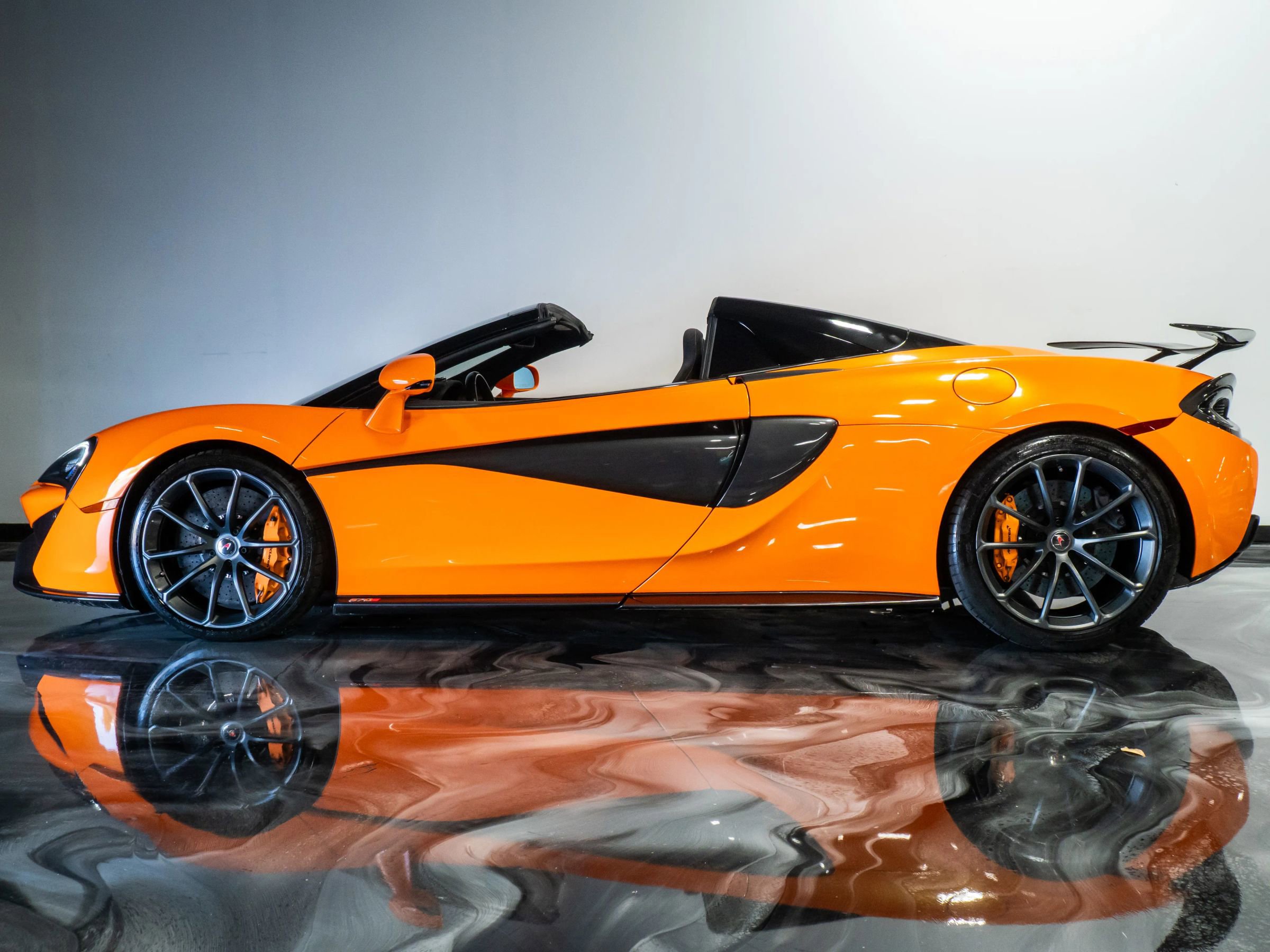 Used 2018 McLaren 570S Spider image 13