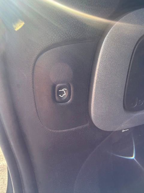 Used 2015 Jeep Cherokee Limited w/ Luxury Group image 27