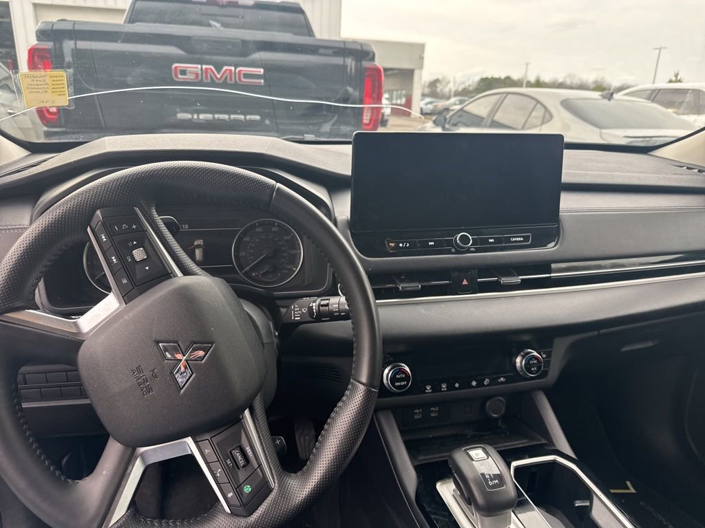 Used 2025 Mitsubishi Outlander SE image 8